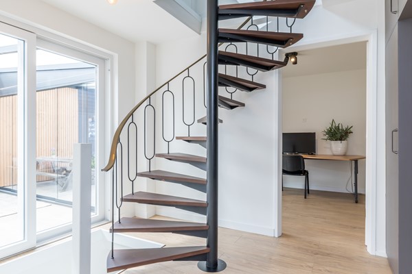 Foto - Verkocht onder voorbehoud: Ruime en veelzijdige vrijstaande woning met 173 m² woonoppervlakte,  extra leefverdieping, 3 slaapkamers (mogelijkheid tot 4), 2 badkamers, royaal bijgebouw en tuin op het zuidoosten in Hulsberg